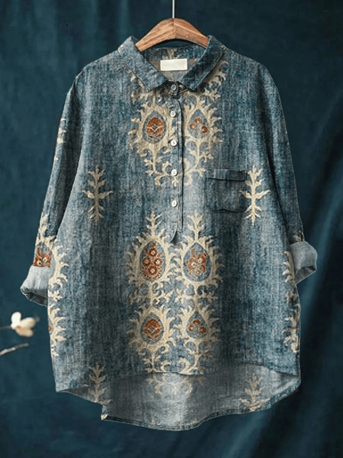 Chemise décontractée bleue à boutons, col et poche poitrine, broderies florales.