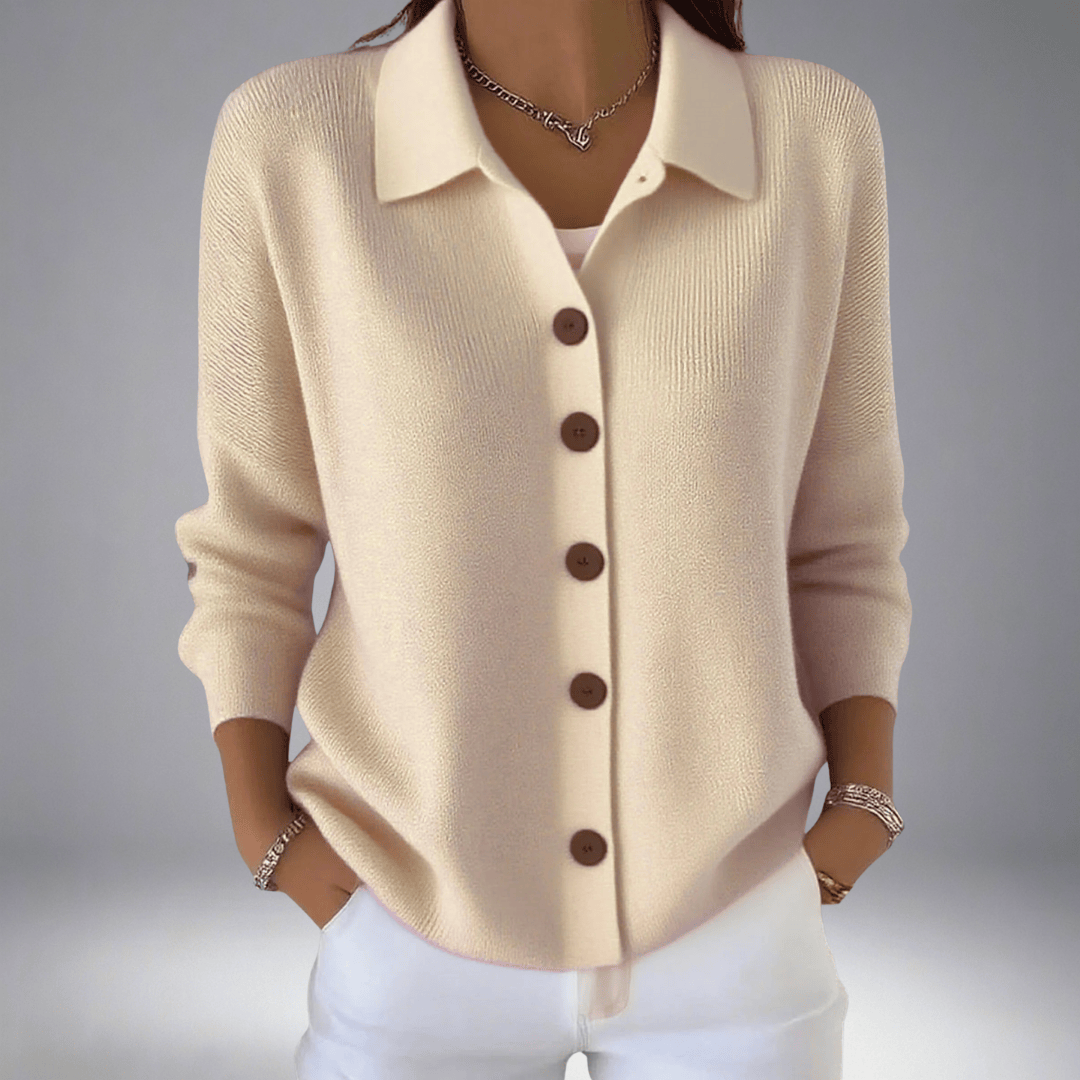 Cardigan en maille écrue à boutons marron, col chemise, manches trois-quarts.