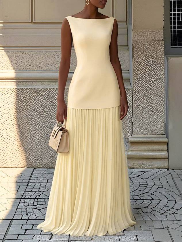 Robe longue plissée jaune pâle sans manches, coupe ajustée.