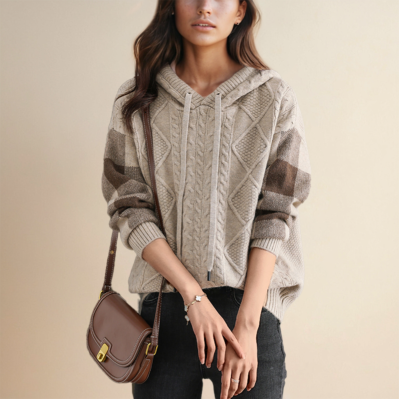 Pull à capuche beige en maille tressée, capuche à cordon et rayures bicolores.