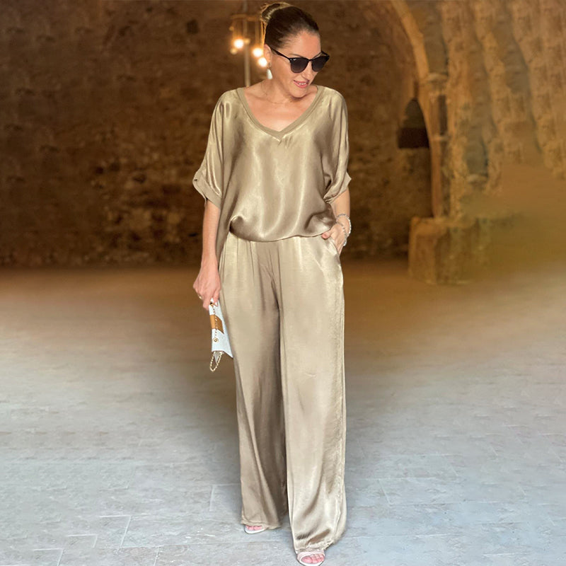 Ensemble satin brillant beige: blouse col V, manches courtes, pantalon long ample.