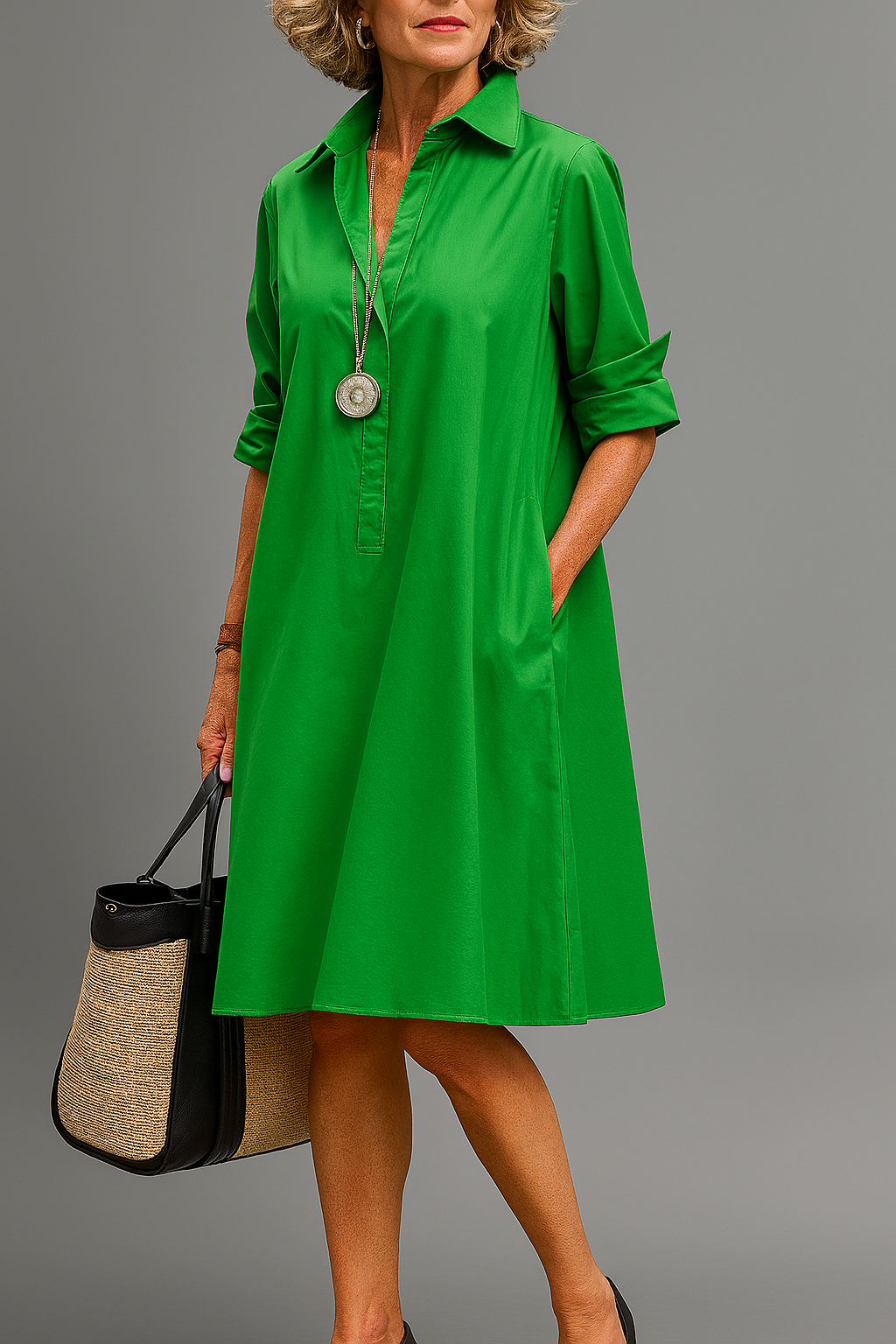 Robe midi verte satinée à col chemise et manches retroussées, fermeture boutonnée