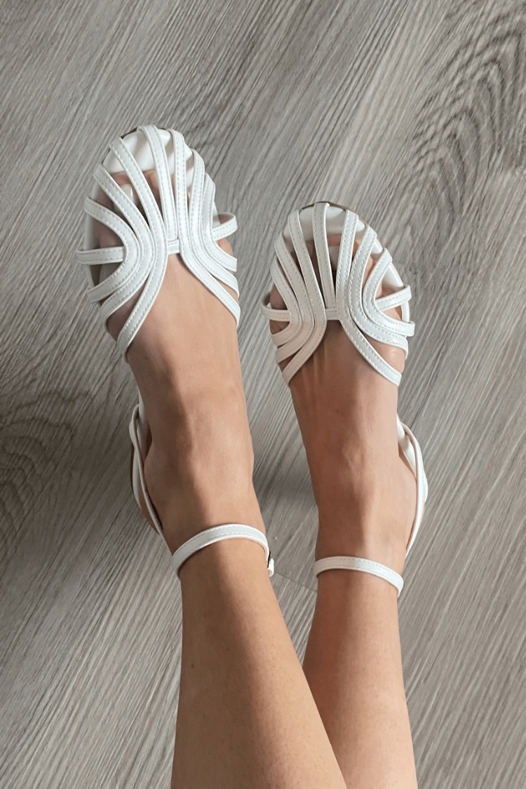 Sandales blanches à brides croisées, bracelet cheville, bout ouvert