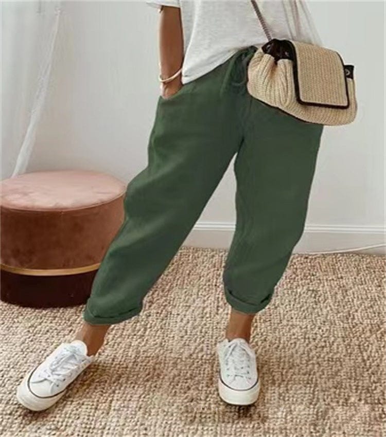 Pantalon vert foncé uni, taille élastique à cordon, bas retroussé, coupe ample.