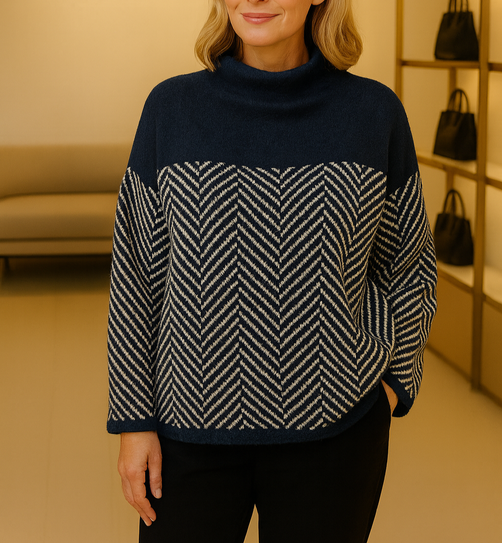 Pull en coton col montant bleu marine, motif chevrons noir et blanc