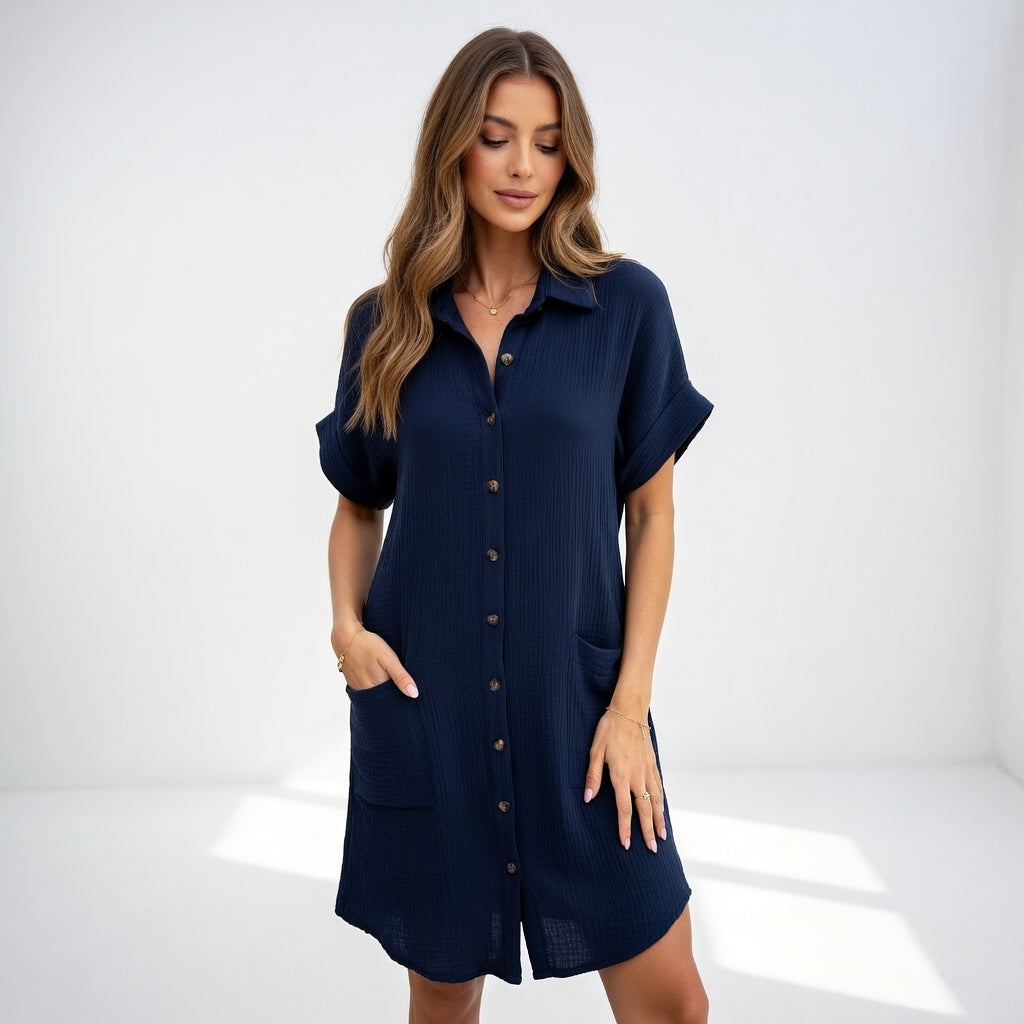 Robe chemise bleu foncé à manches courtes, patte boutonnée et poches plaquées
