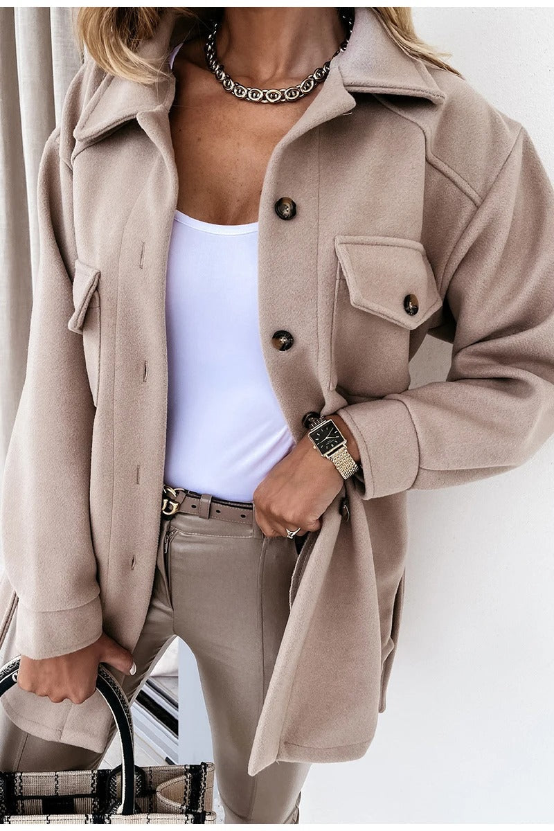 Manteau beige taupe à poche poitrine et boutons, col large, coupe mi-longue