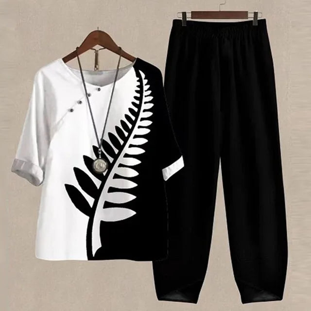 Ensemble haut et pantalon noir, imprimé feuille blanche, manches courtes.