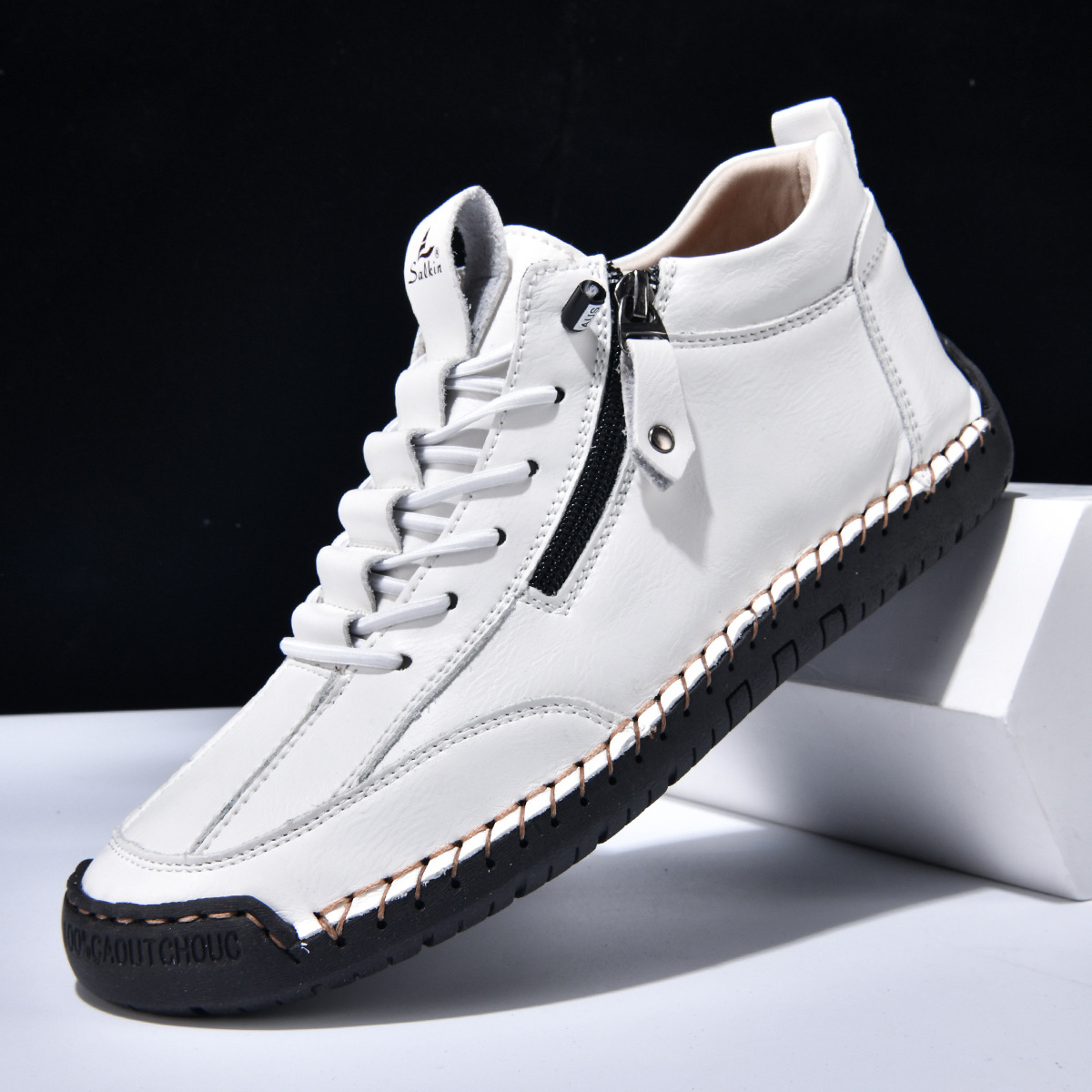 Chaussure homme en nubuck blanc, lacets et fermeture zippée latérale, semelle épaisse.