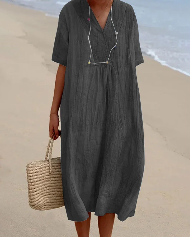 Robe midi noire en lin, col V, manches courtes, boutons et poche poitrine