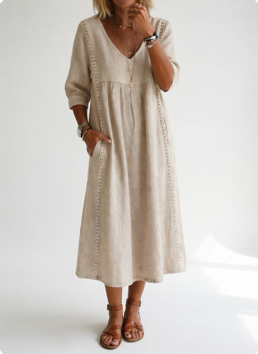 Robe midi beige, décolleté V, manches trois-quarts, surpiqûres