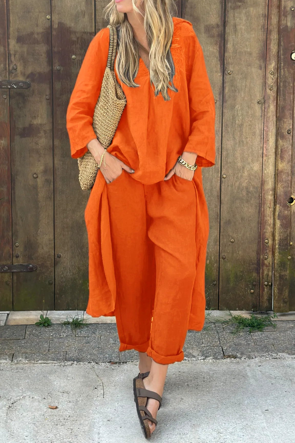Ensemble tunique ample et pantalon fluide en orange, col en V et coupe décontractée