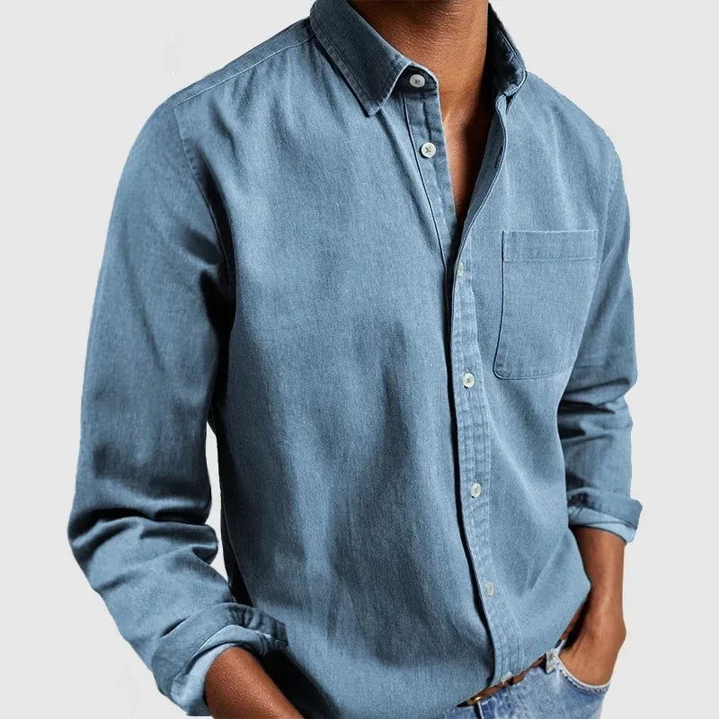 Chemise en coton homme bleu clair, col classique, boutonnage et poche poitrine