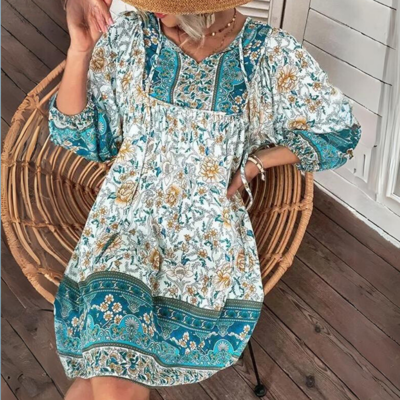 Robe ample turquoise imprimée fleurs, manches bouffantes, encolure carrée, volant à l’ourlet