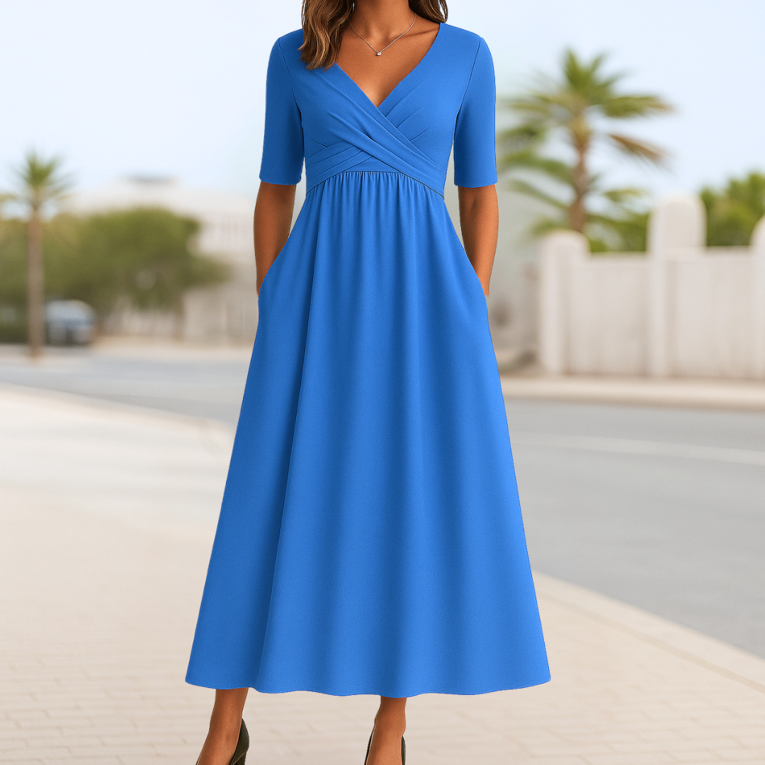 Robe Monique cache-cœur bleue, manches courtes, taille froncée, jupe évasée