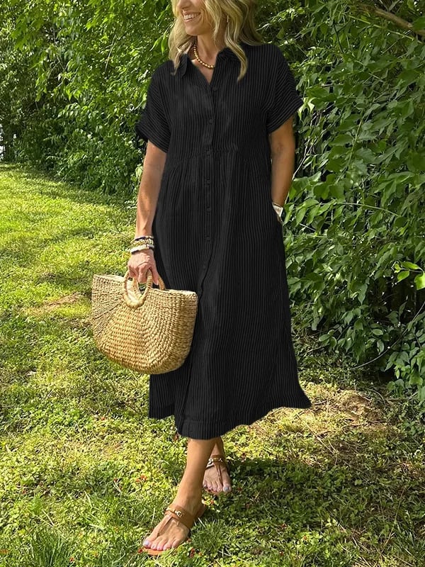 Robe longue noire à rayures verticales, manches courtes, col boutonné, fronces au buste