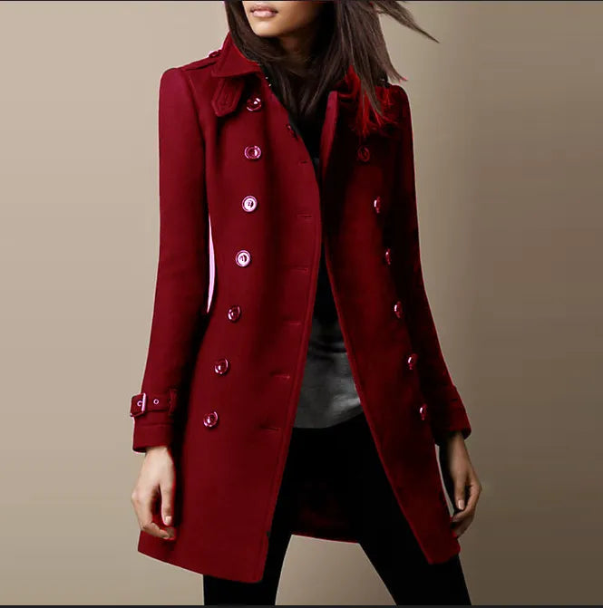 Manteau long rouge avec fermeture boutonnée et revers crantés, coupe ajustée.