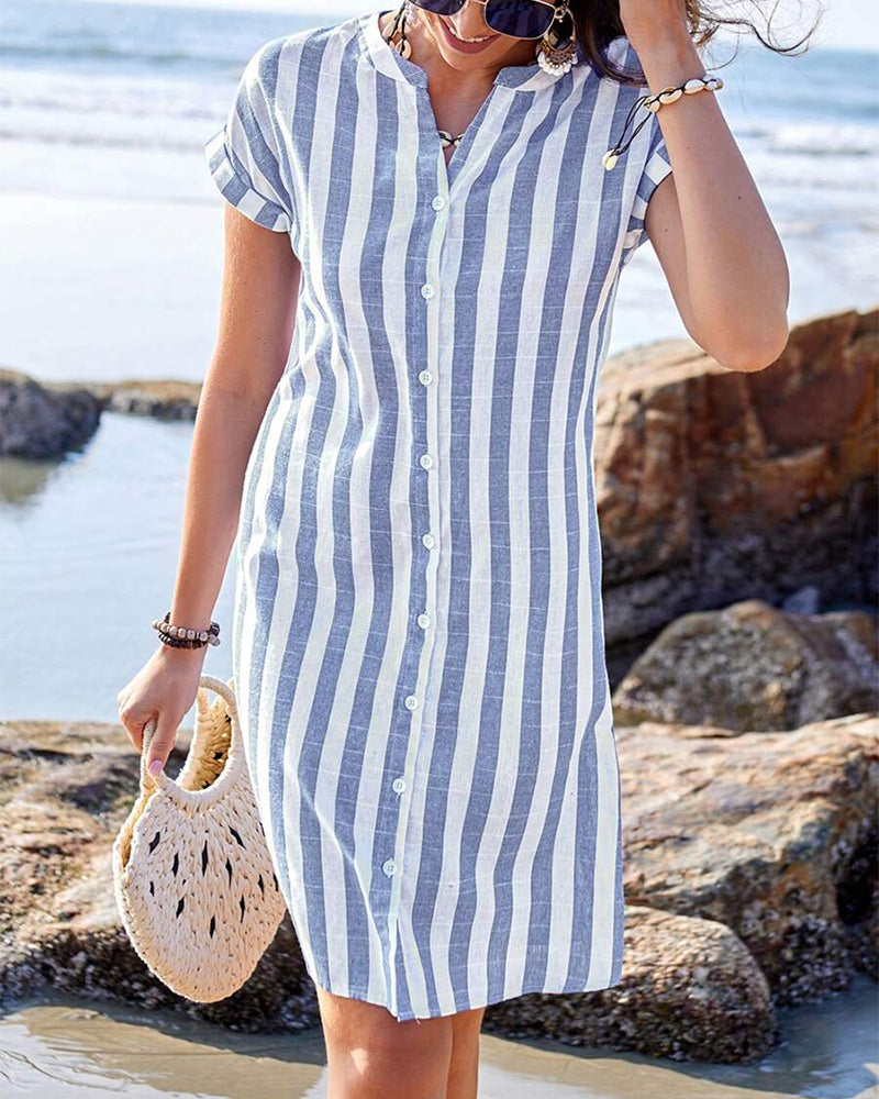 Robe chemise rayée bleu et blanc, col chemise, rangée de boutons, manches courtes.