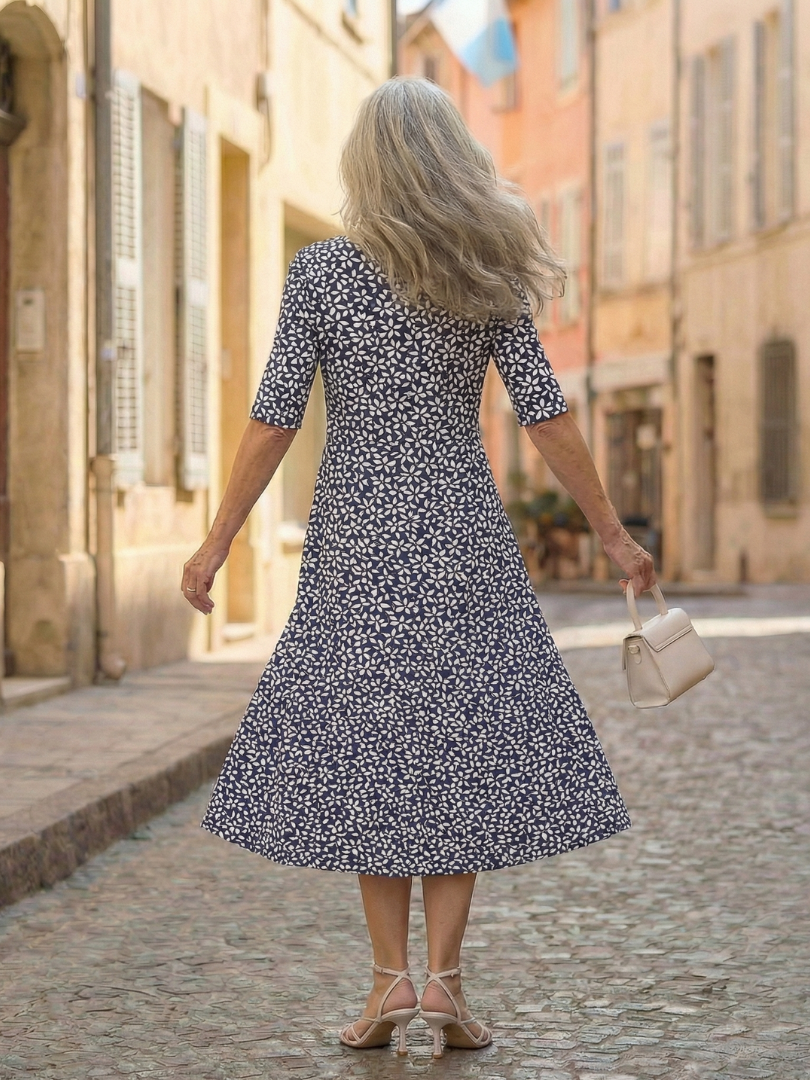 Robe Uriah bleue à motif côtier, dos visible, manches courtes, taille évasée mi-longue.