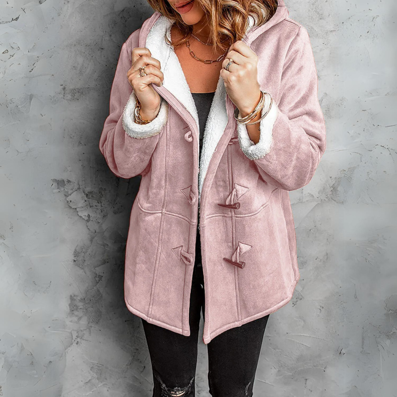 Manteau femme rose poudré à capuche, doublure sherpa blanche, fermeture à boutons à tige.