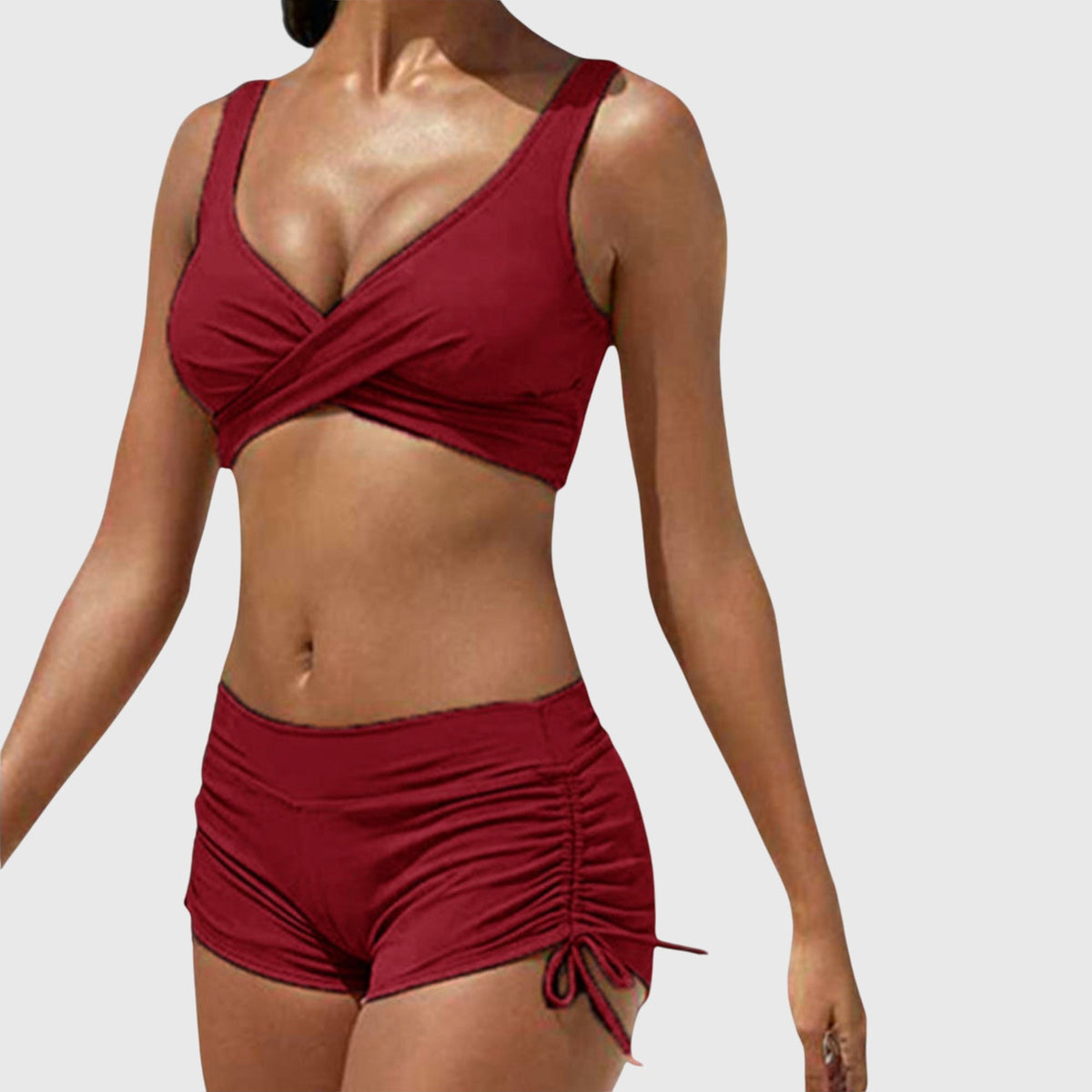 Bikini stylé rouge bordeaux, haut croisé décolleté en V, short froncé avec cordon