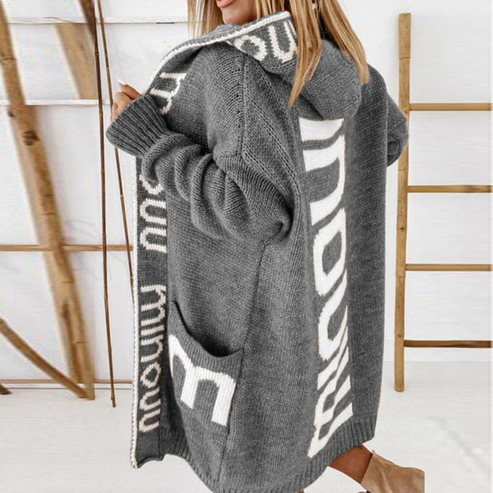 Cardigan gris à capuche, motif lettres blanc, manches longues et poche kangourou