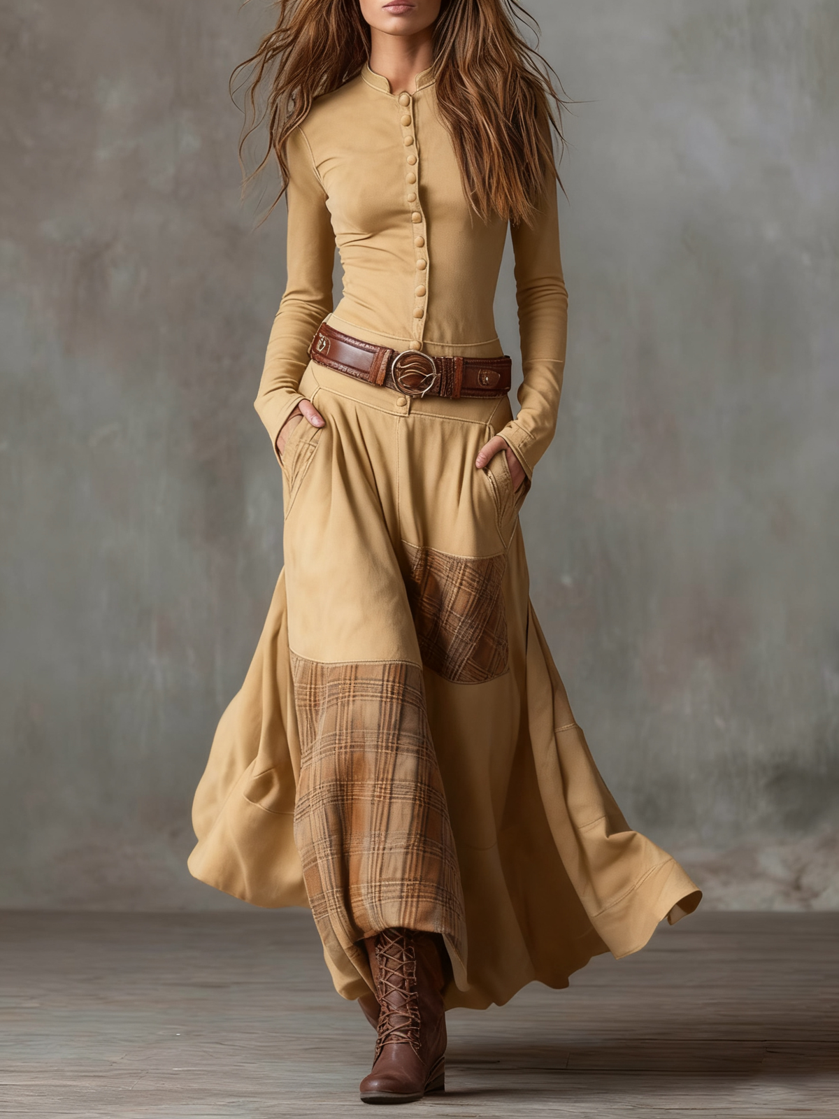 Robe longue en daim beige, boutonnée devant, ceinture en cuir, panneaux à carreaux.