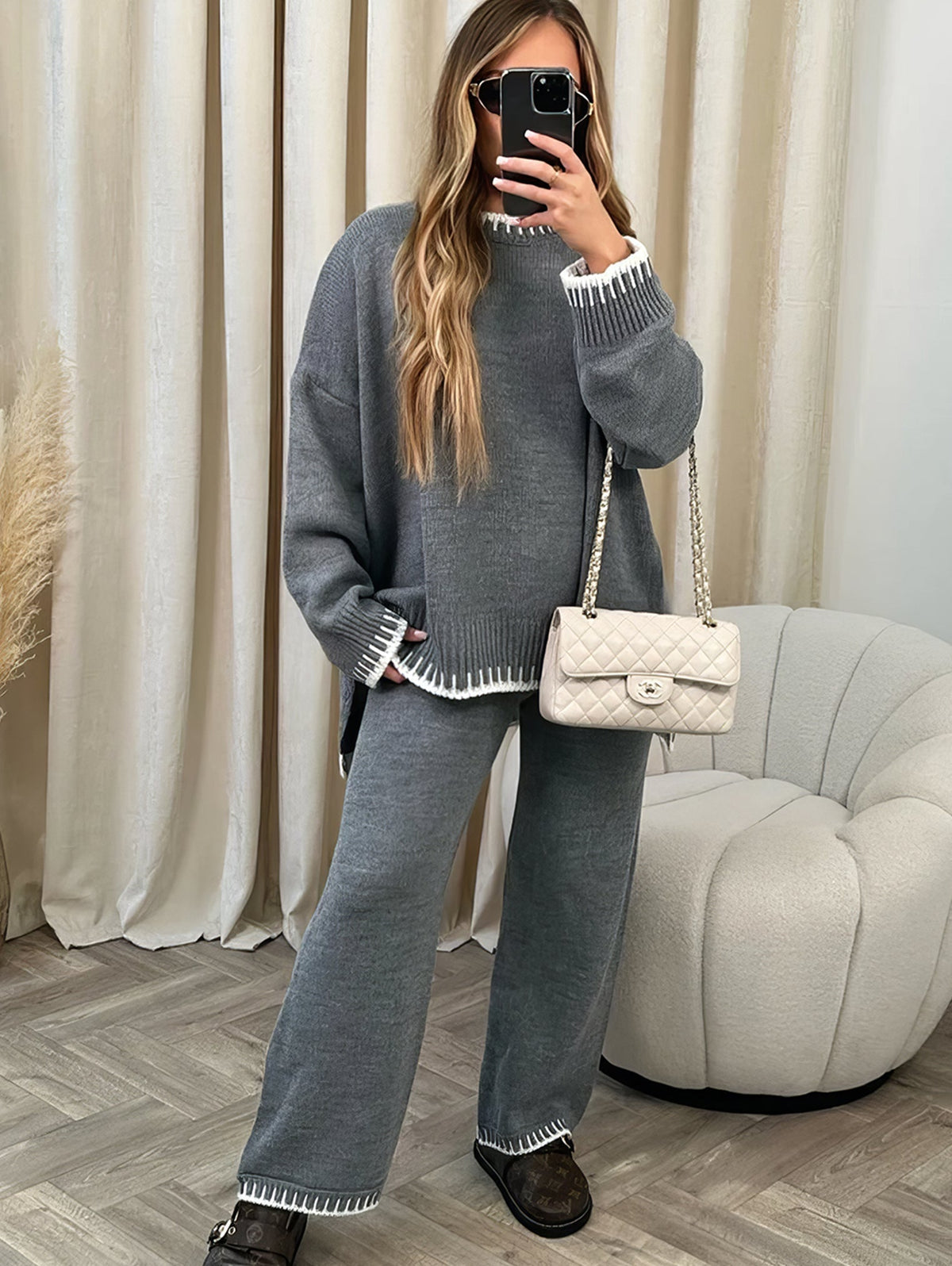 Ensemble pull et pantalon gris chiné, bordures contrastées aux manches et bas