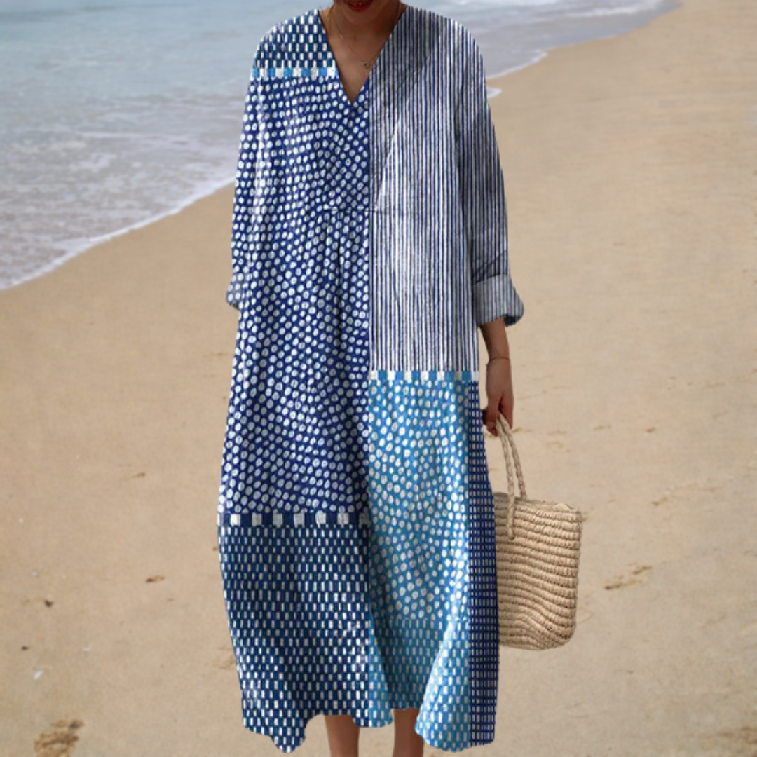 Robe longue bleue à motifs graphiques, encolure V boutonnée, manches trois-quarts, fluide.