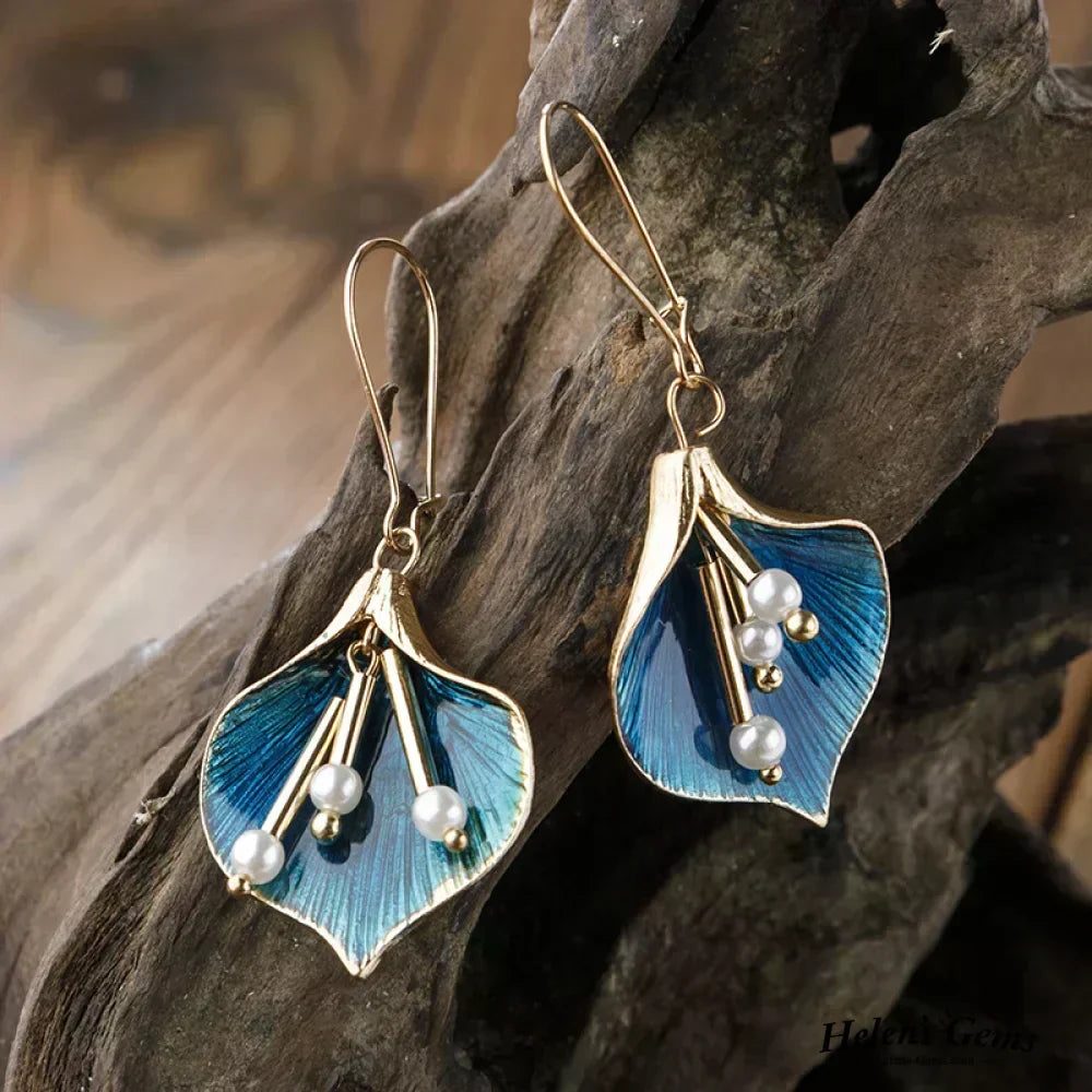 Boucles d’oreilles pendantes dorées, losange bleu, breloques et perles nacrées