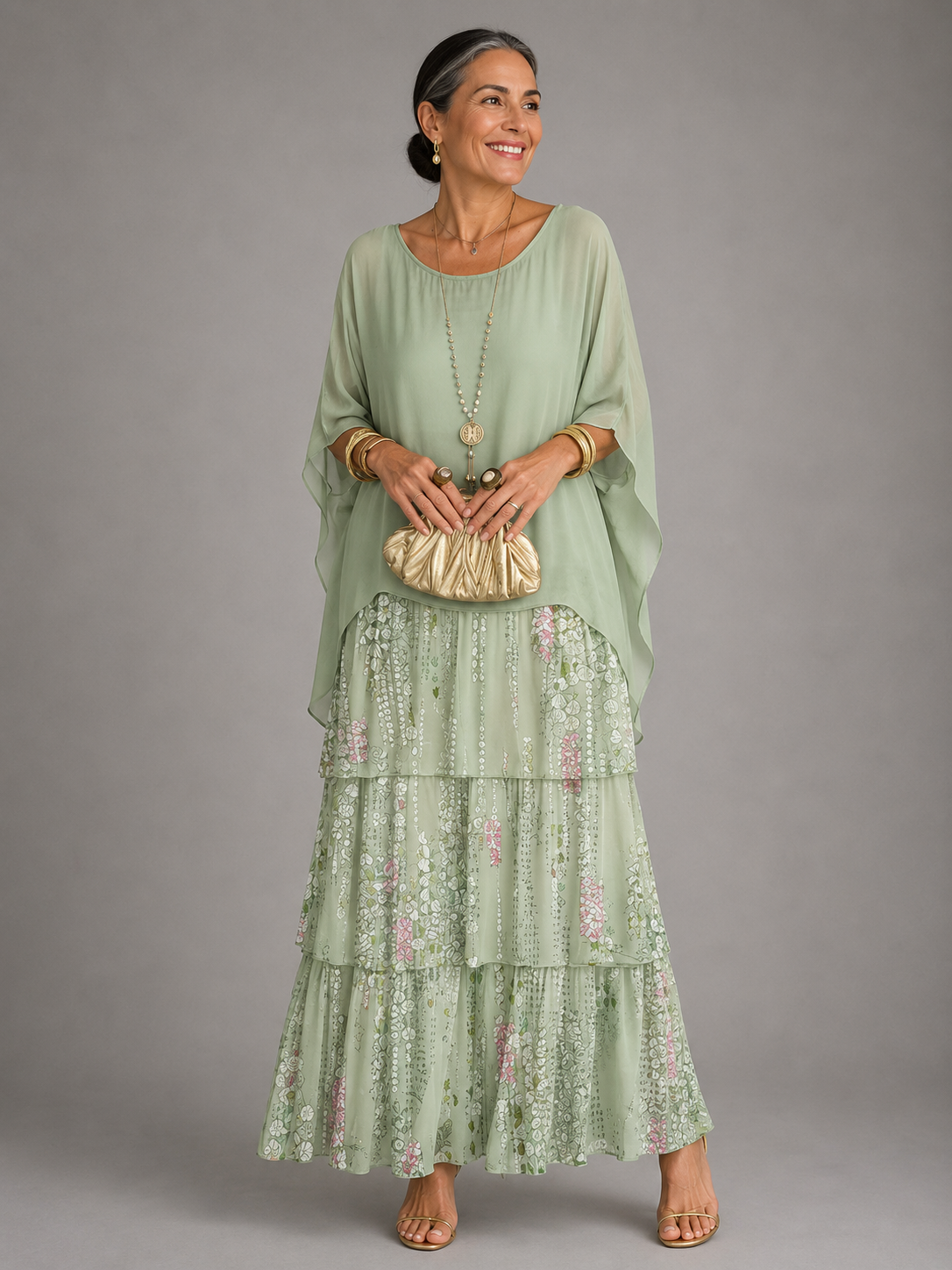 Robe longue fluide vert clair, encolure carrée, manches amplettes, jupe à volants fleuris