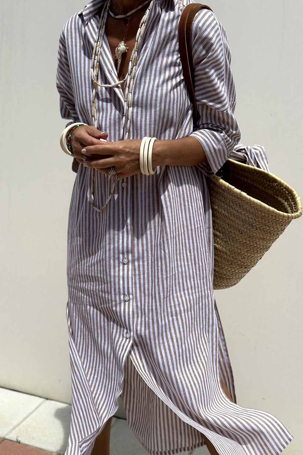 Robe chemise rayée claire et foncée, boutonnage devant, ceinture à nouer, manches trois-quarts