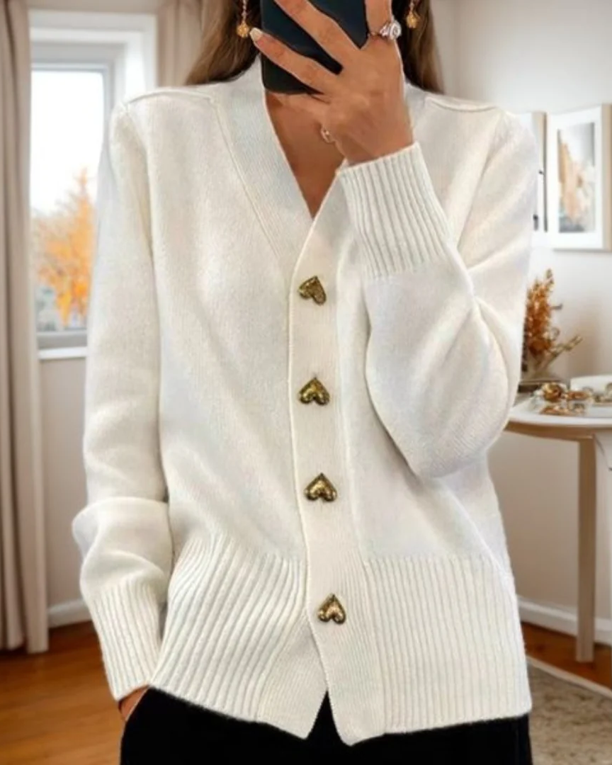 Cardigan blanc cassé à encolure V, manches longues, boutons dorés et côtes.