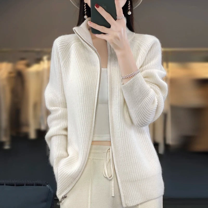 Cardigan zippé blanc cassé en maille texturée, col montant, fermeture éclair au centre.