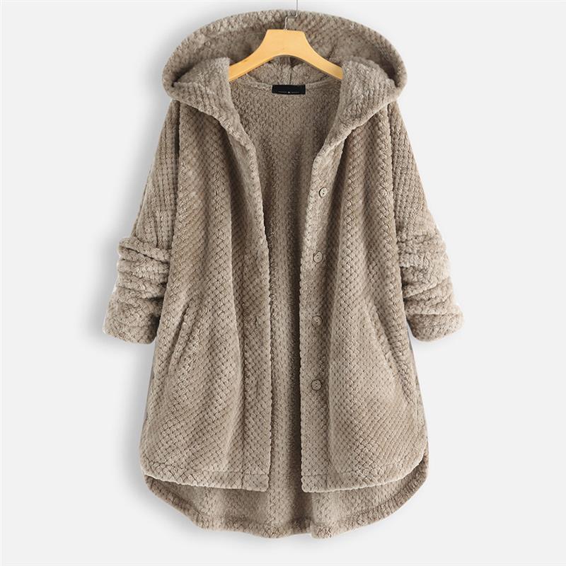Manteau d’hiver à capuche en tissu texturé beige, poches avant et boutonnage.