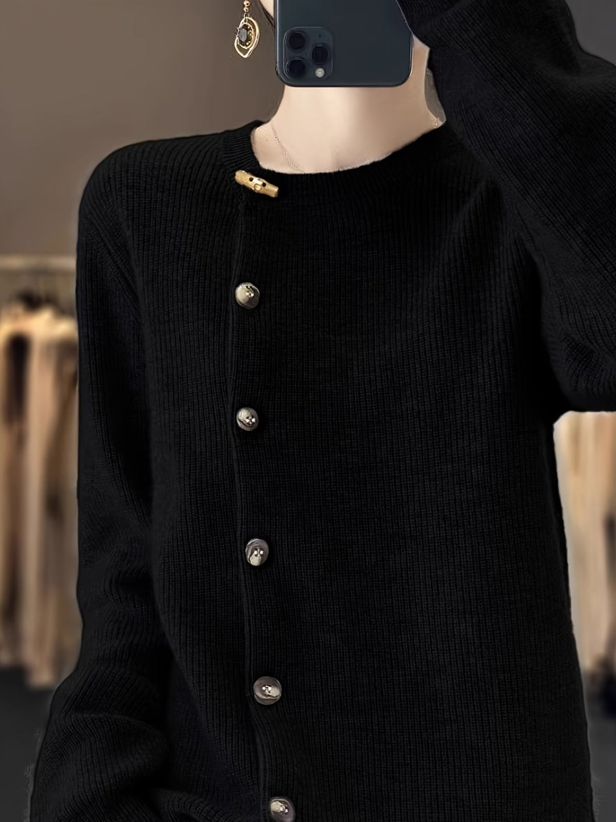 Cardigan en maille côtelée noire, col montant, boutonnage devant à boutons argentés