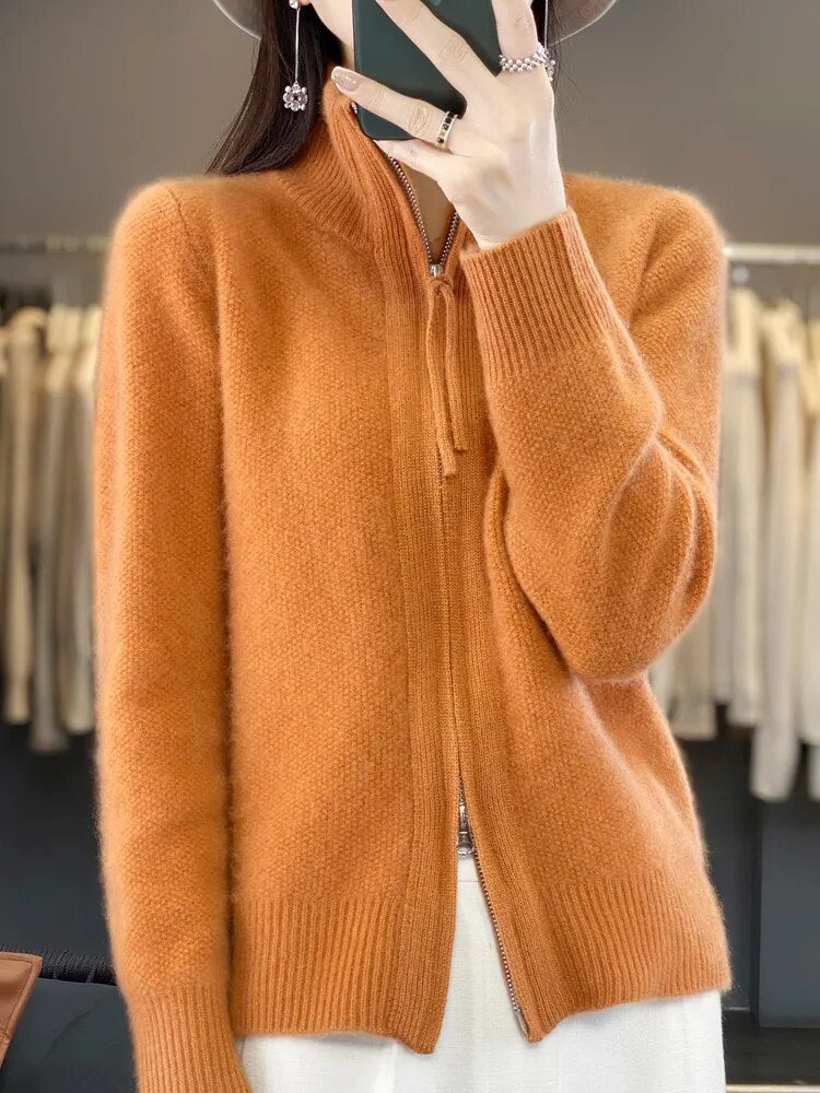 Cardigan zippé orange en maille, col montant, fermeture centrale, manches longues.