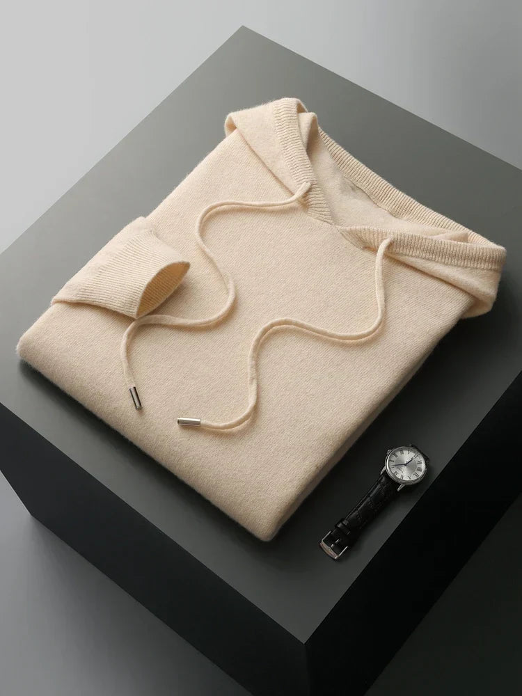 Pull en cachemire décontracté beige clair, col châle, plié à plat.