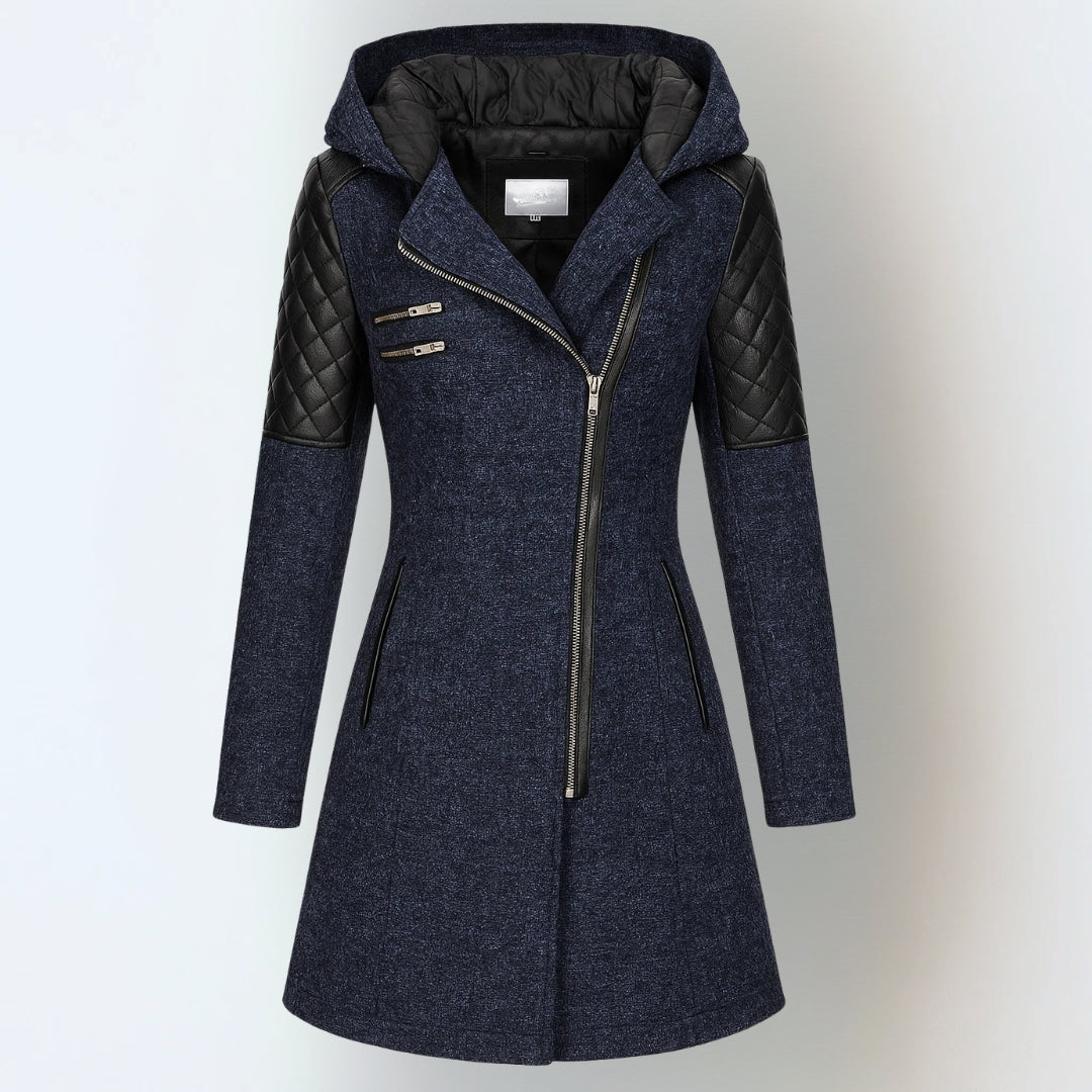 Manteau d’hiver bleu chiné, capuche doublée, fermeture zippée, manches matelassées noires.