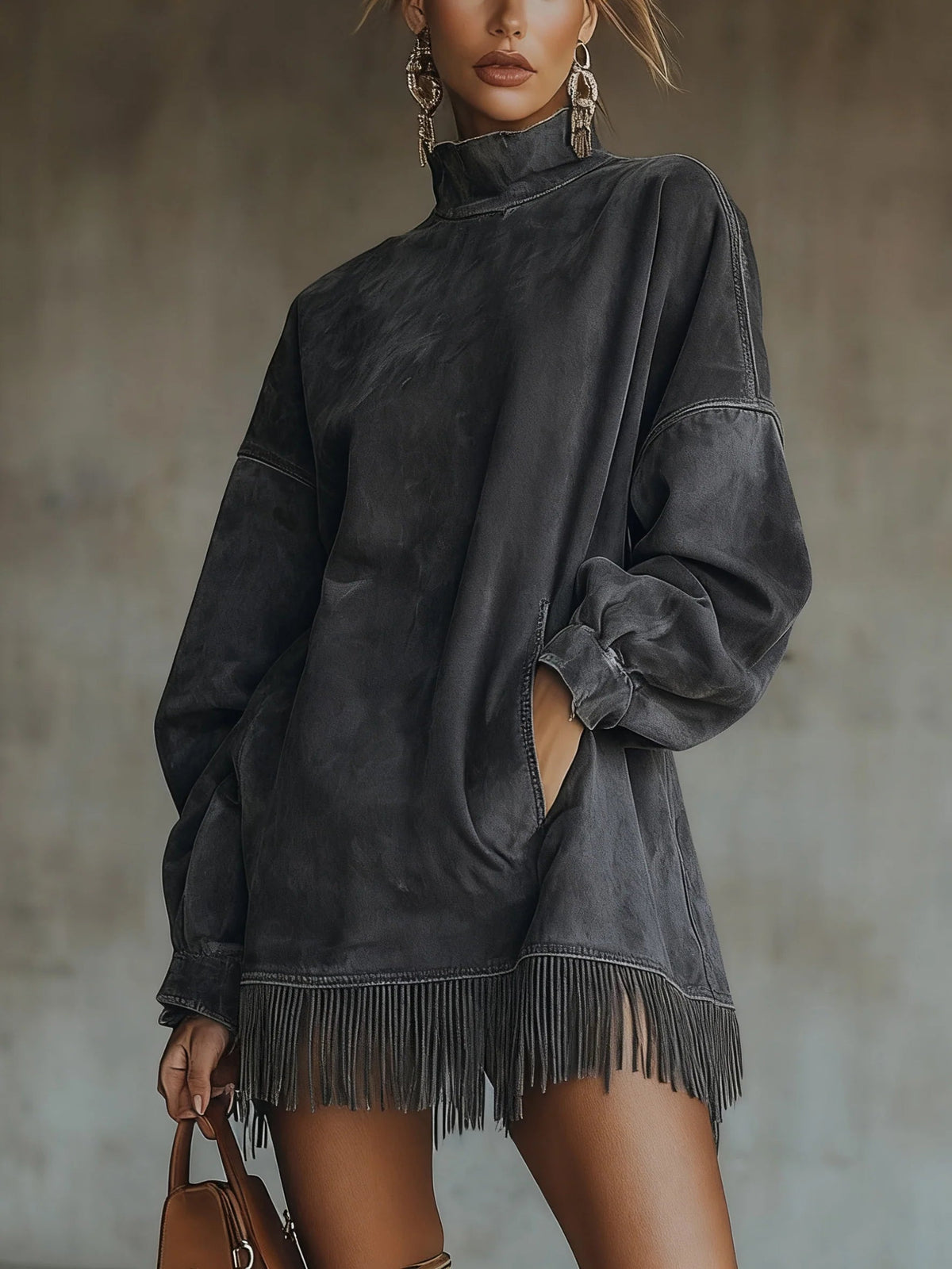 Robe douce gris foncé à col montant, manches bouffantes, franges au bas, coutures visibles