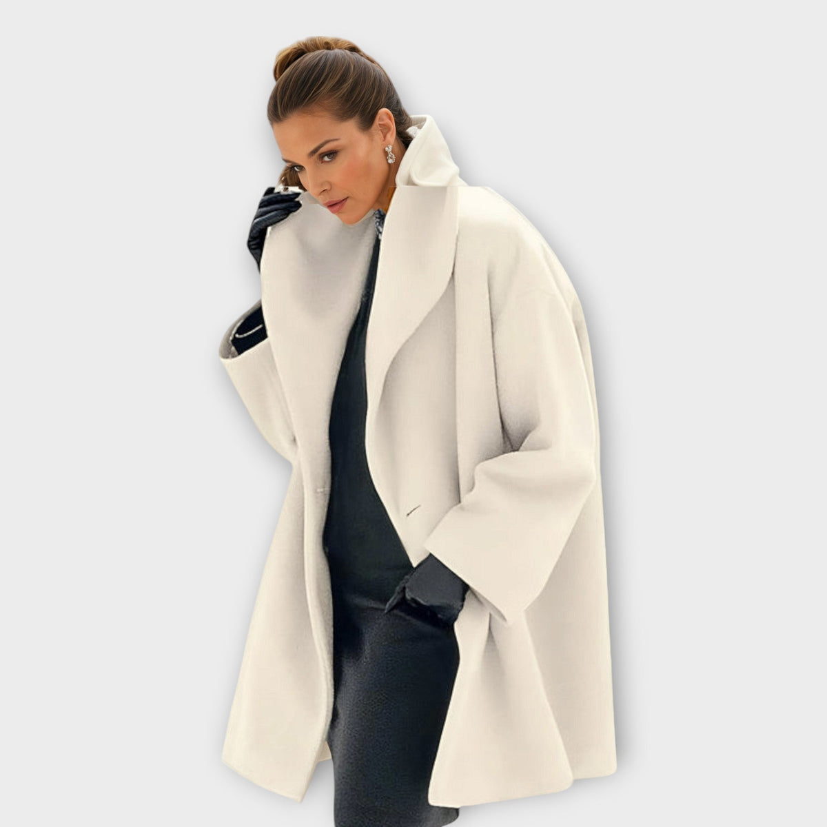 Manteau en laine Bianchi blanc cassé, col châle, fermeture boutonnée, poches latérales.