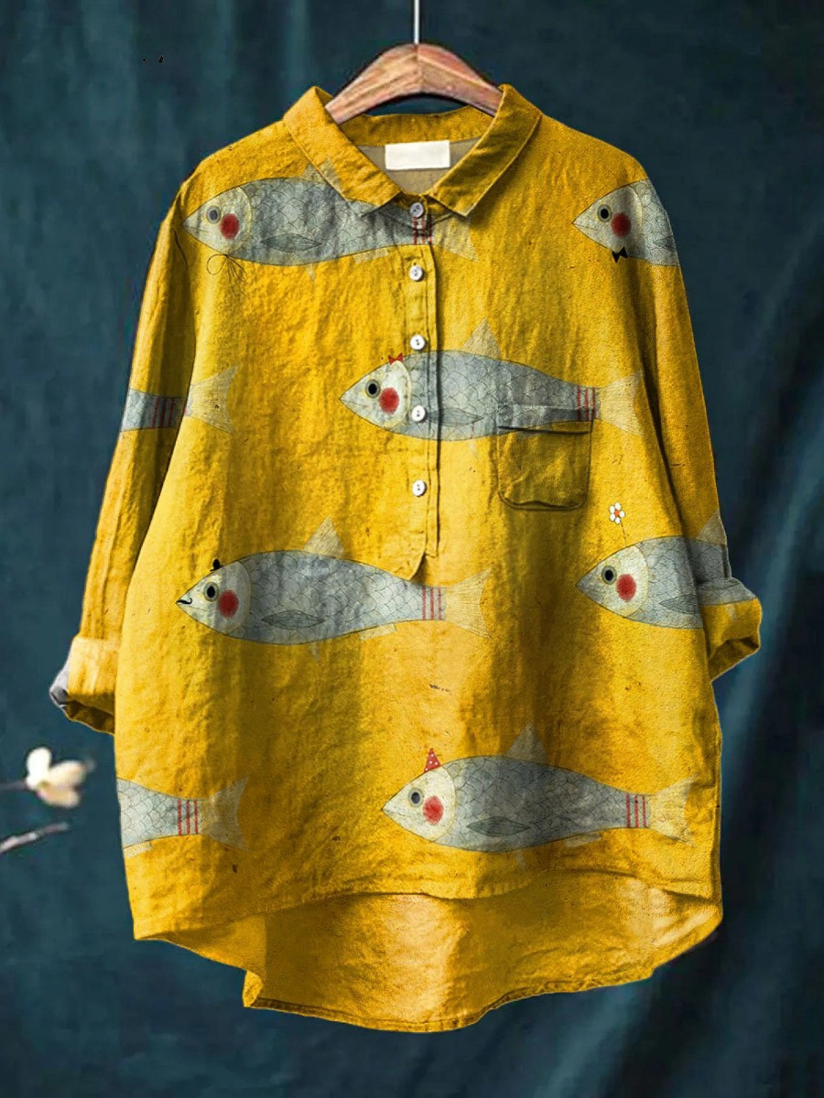 Chemise légère moutarde à col, manches longues, boutons et motif poissons colorés