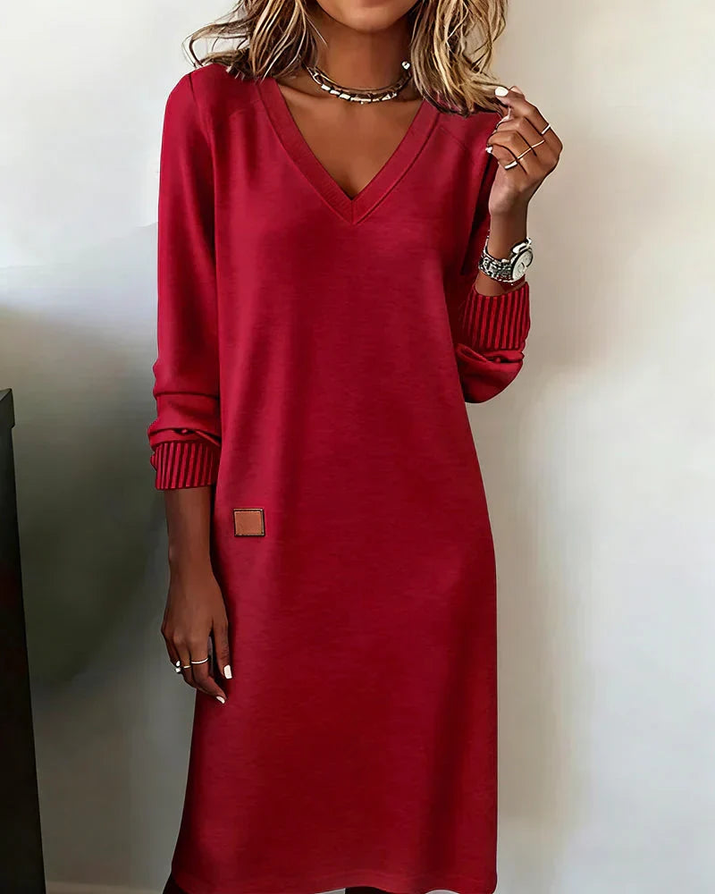 Robe tricotée rouge, encolure V, manches longues, poignets côtelés, patche carré.