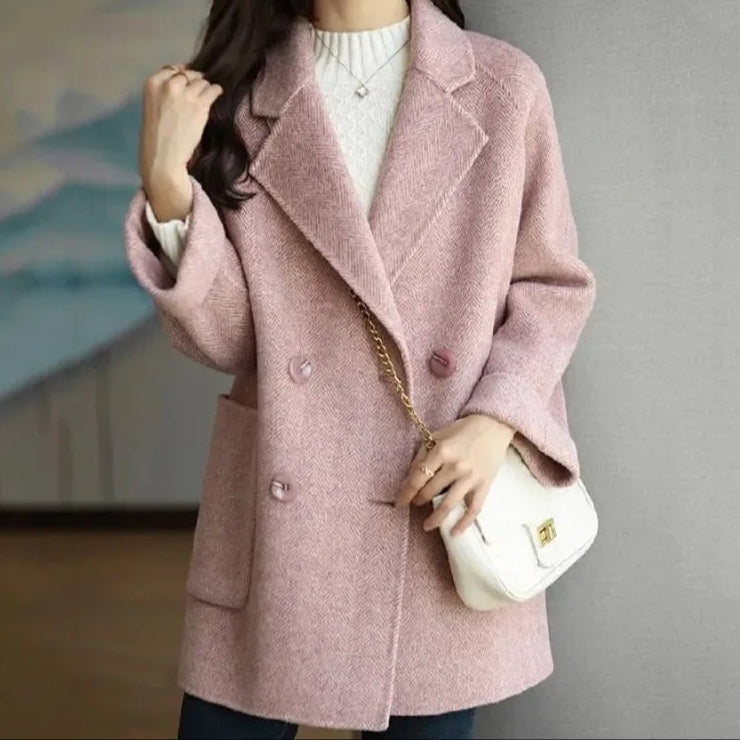 Manteau en cachemire rose poudré, col à revers, boutons, poches, coupe courte