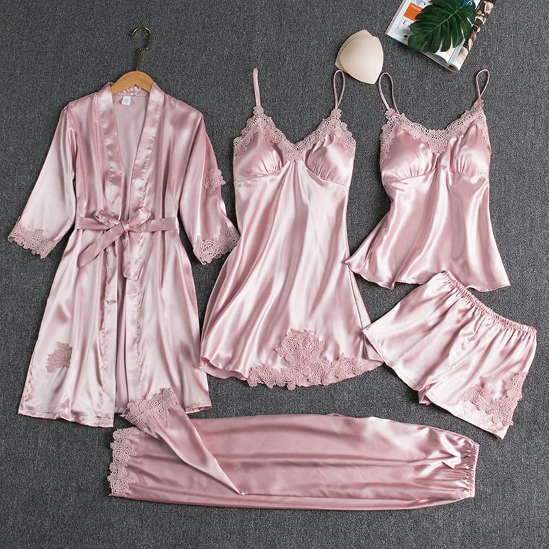 Ensemble de nuit en satin rose : robe, caracos à bretelles, short et pantalon.