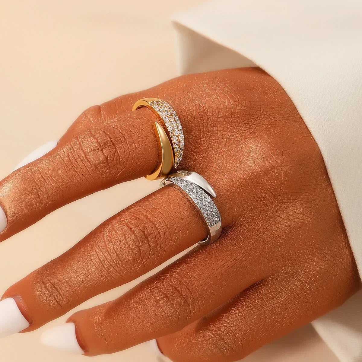 Bague dorée et argentée à strass, deux anneaux empilés sur la main