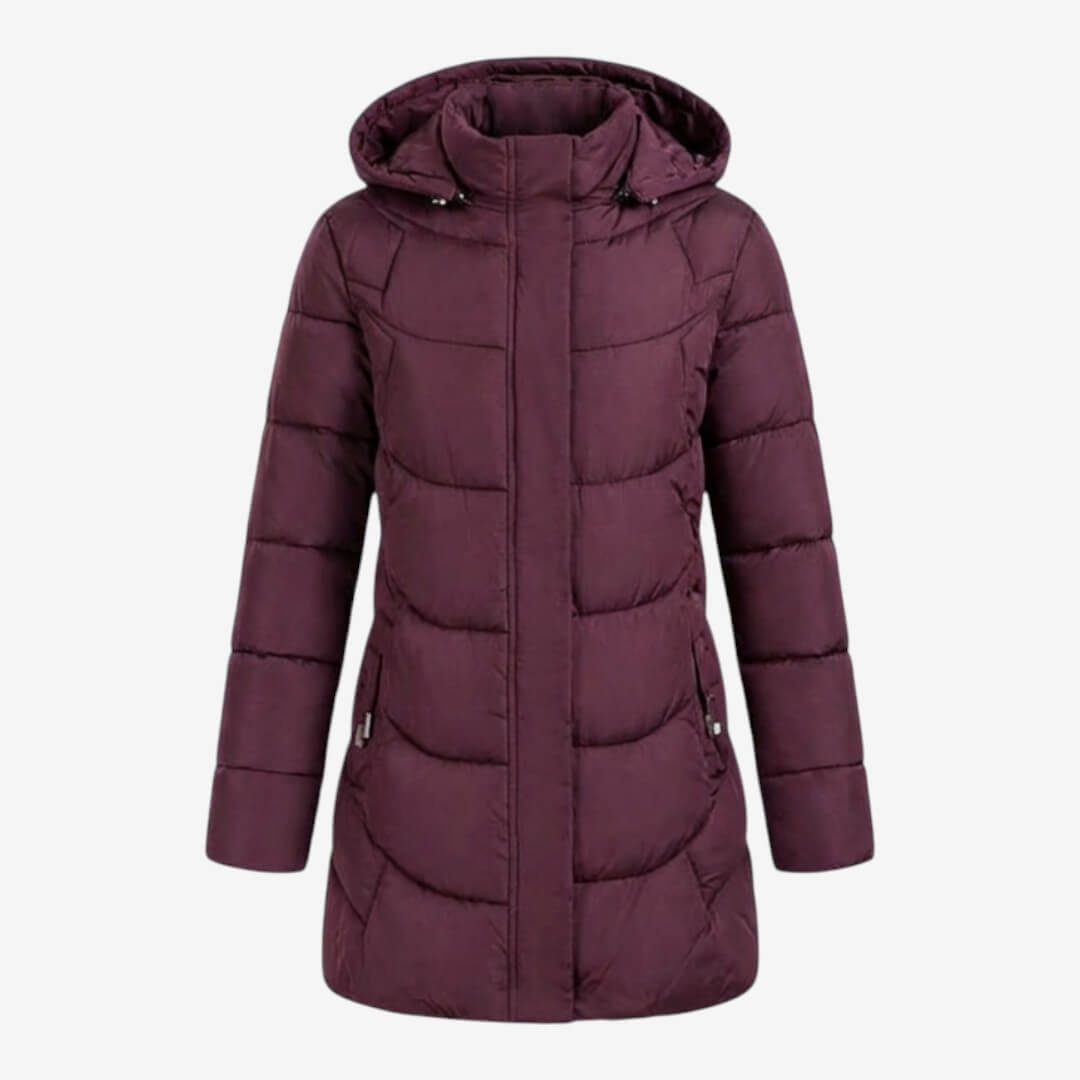 Manteau matelassé bordeaux à capuche, fermeture zippée, vue de face avec surpiqûres.