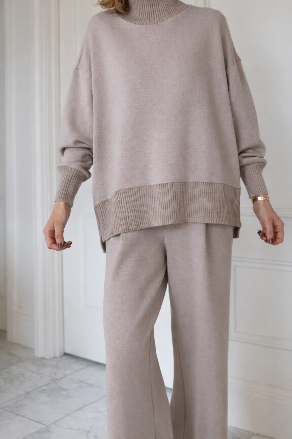 Tenue fluide avec pull ample manches longues et pantalon droit évasé beige clair