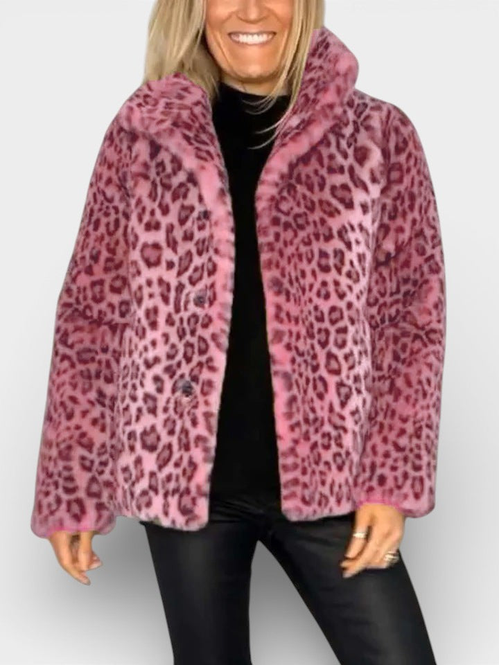 Manteau léopard rose long, col châle, ouverture centrale avec boutons, manches longues.