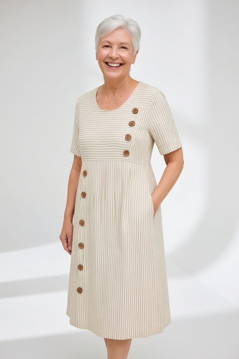 Robe midi à rayures beige et écru, manches courtes, encolure ronde, boutons dorés.